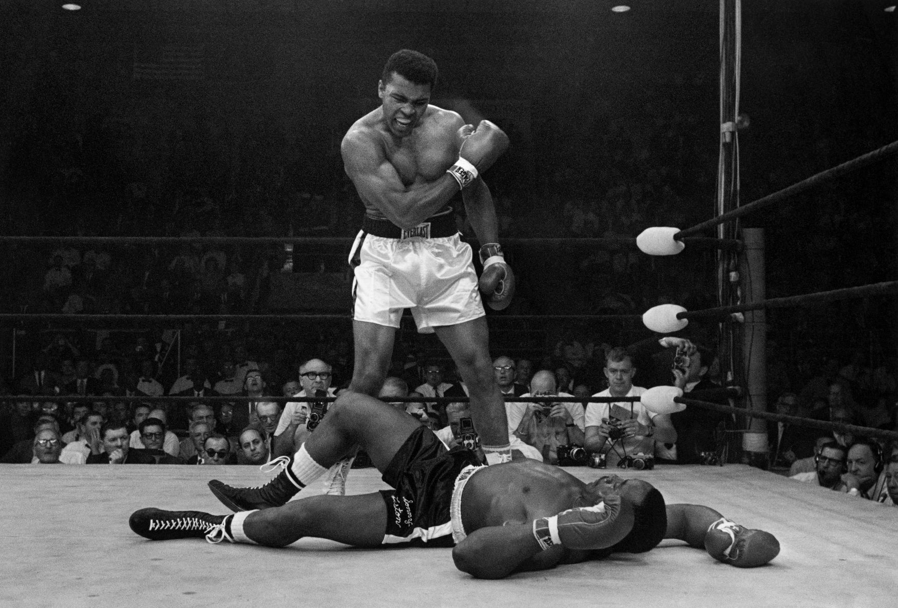 1965: Muhammad Ali knocks out Sonny Liston in title rematch